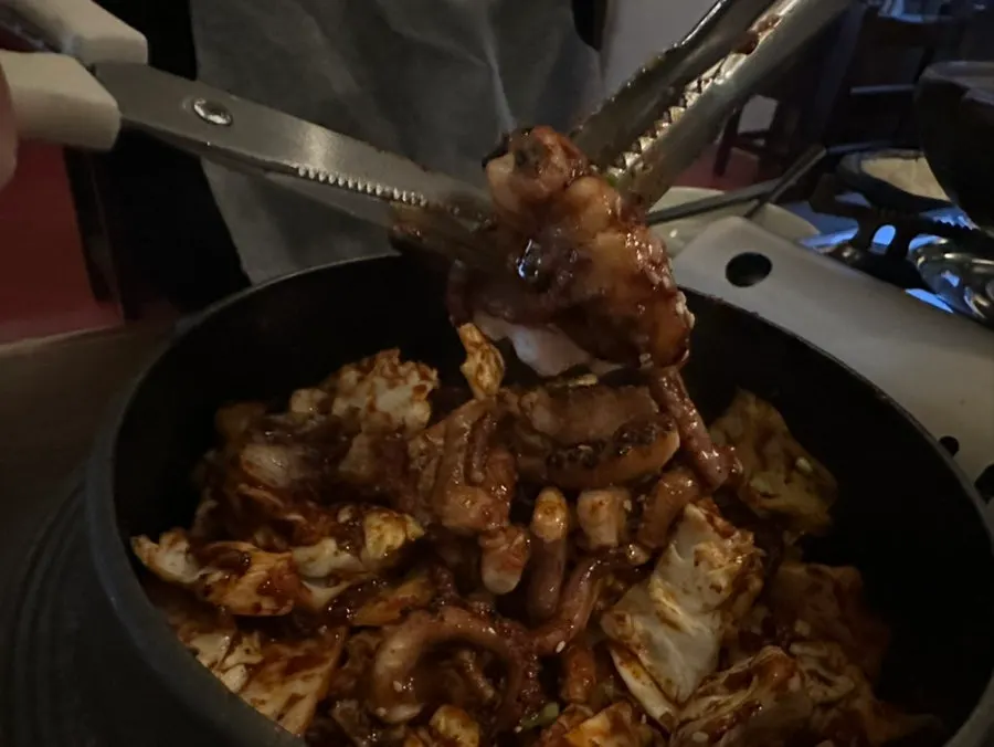 가위로 잘라 먹기 좋게 손질한 낙지