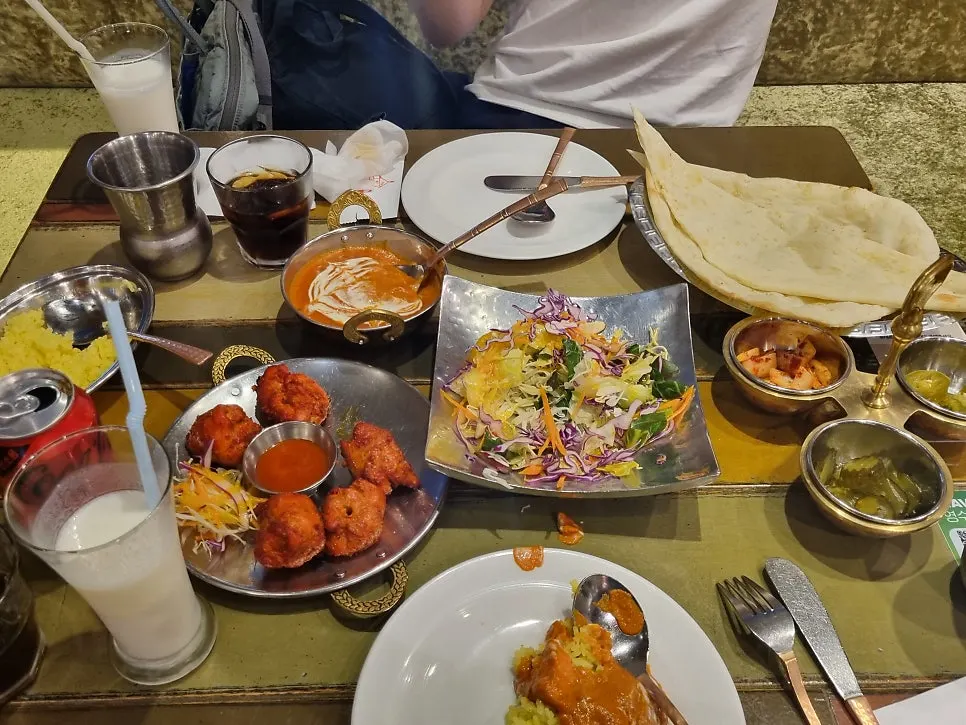 Indian curry set spread at Meono Kkameona Daehangno Branch