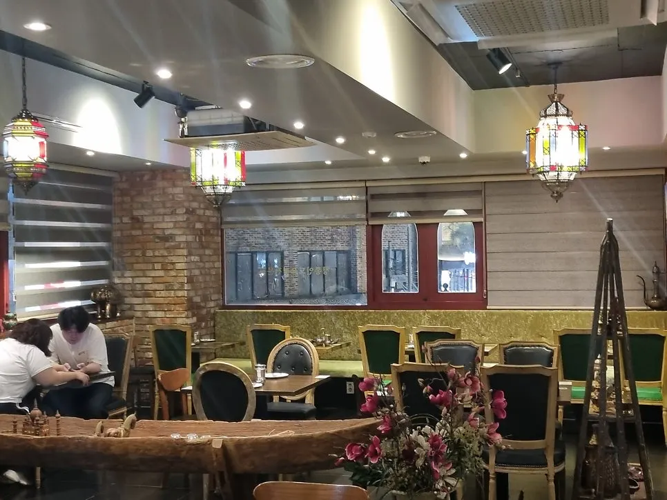 Quiet dining hall seating at Meono Kkameona on a Friday evening