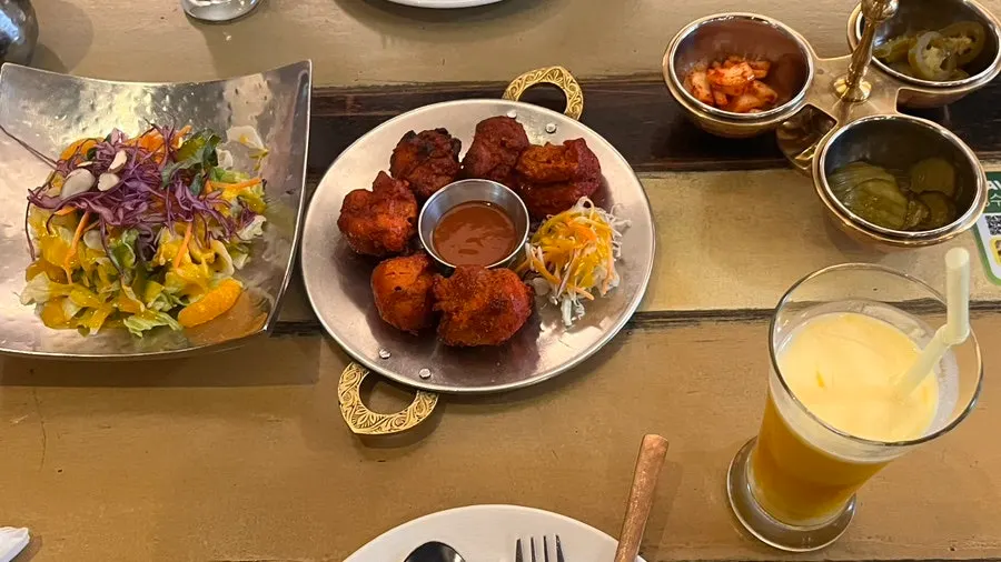 양파김치가 포함된 인도식 소스 삼종 세트