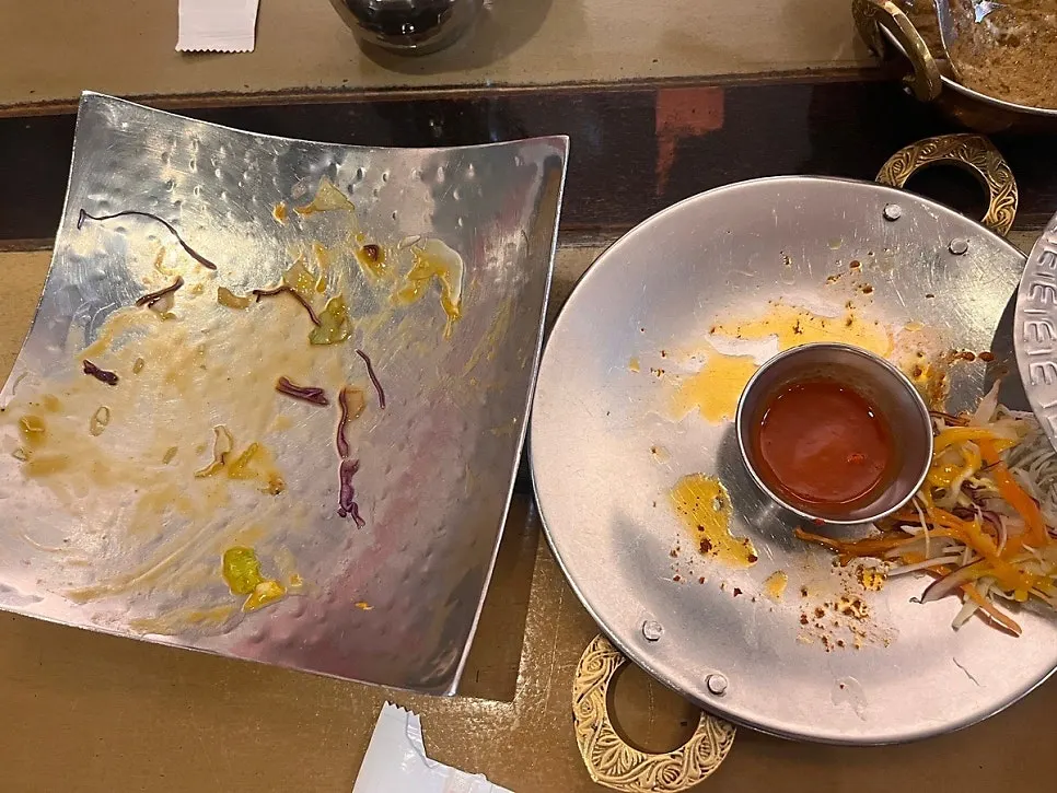 테이블에 가득 차린 삐 세트 한 상