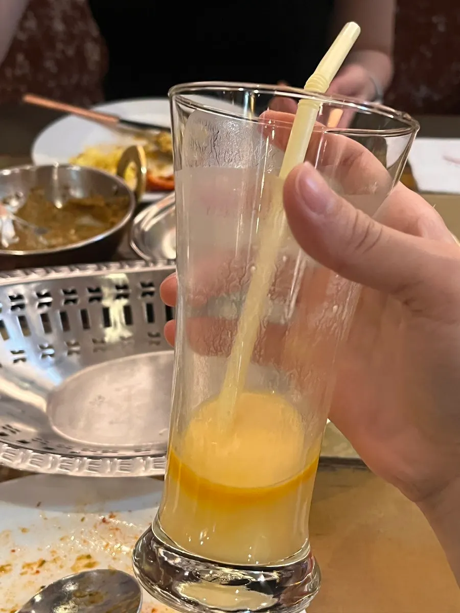 다 비운 커리 그릇과 빈 접시