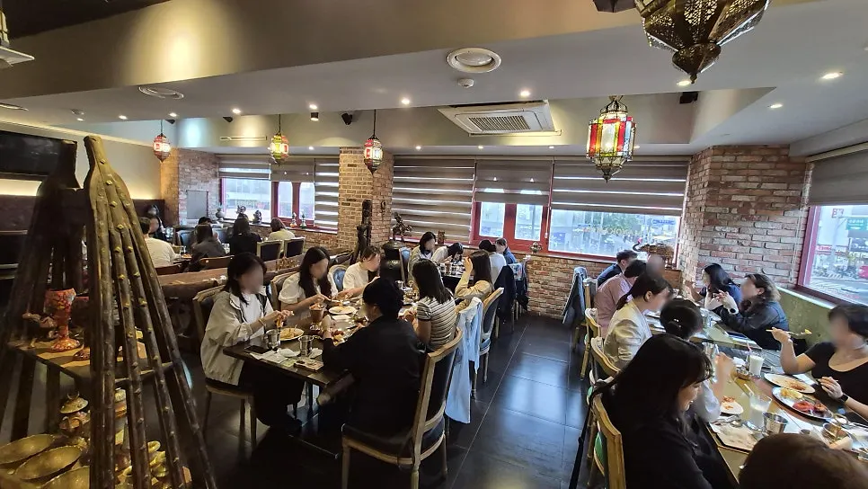 벽돌 벽과 스테인드글라스 등이 있는 홀