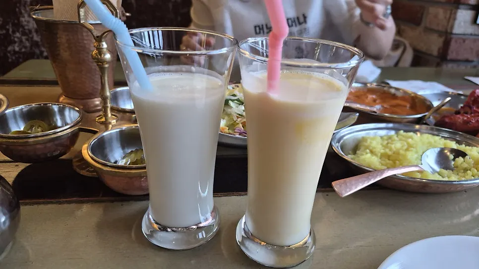 기본 라씨와 망고 라씨 두 잔