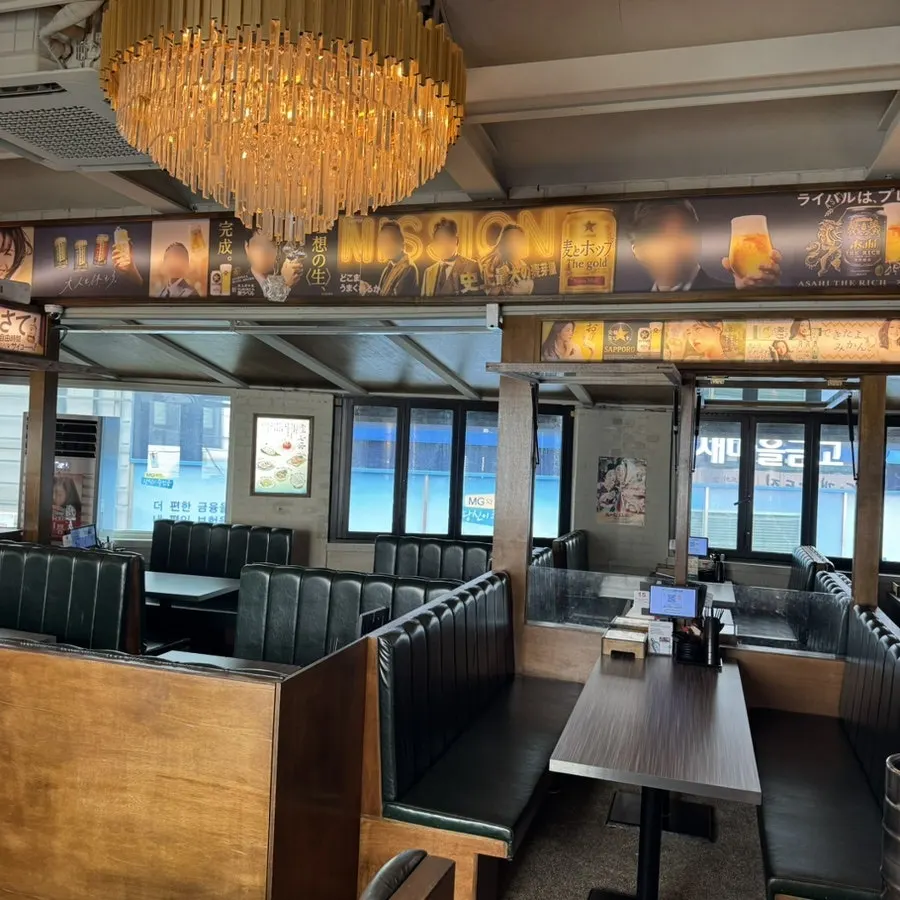 Interior with chandelier on the second floor of Hanamato