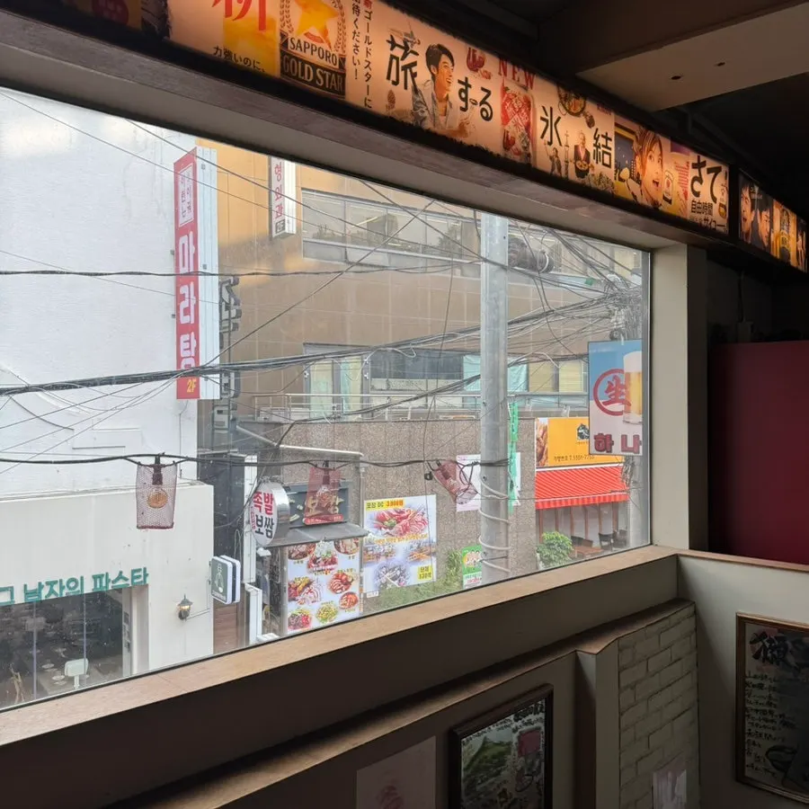 Seating and interior atmosphere at Hanamato Daehangno Hyehwa