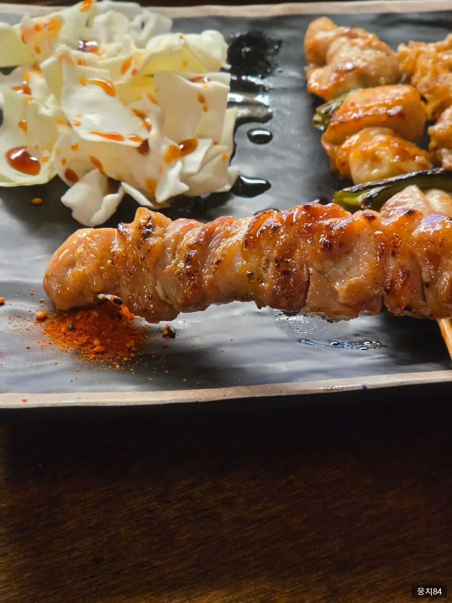 A Hanamato table set with yakitori and drinks