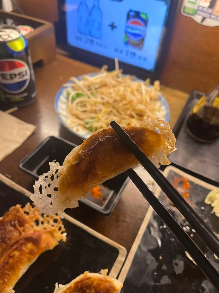 바삭하게 구워진 야끼교자