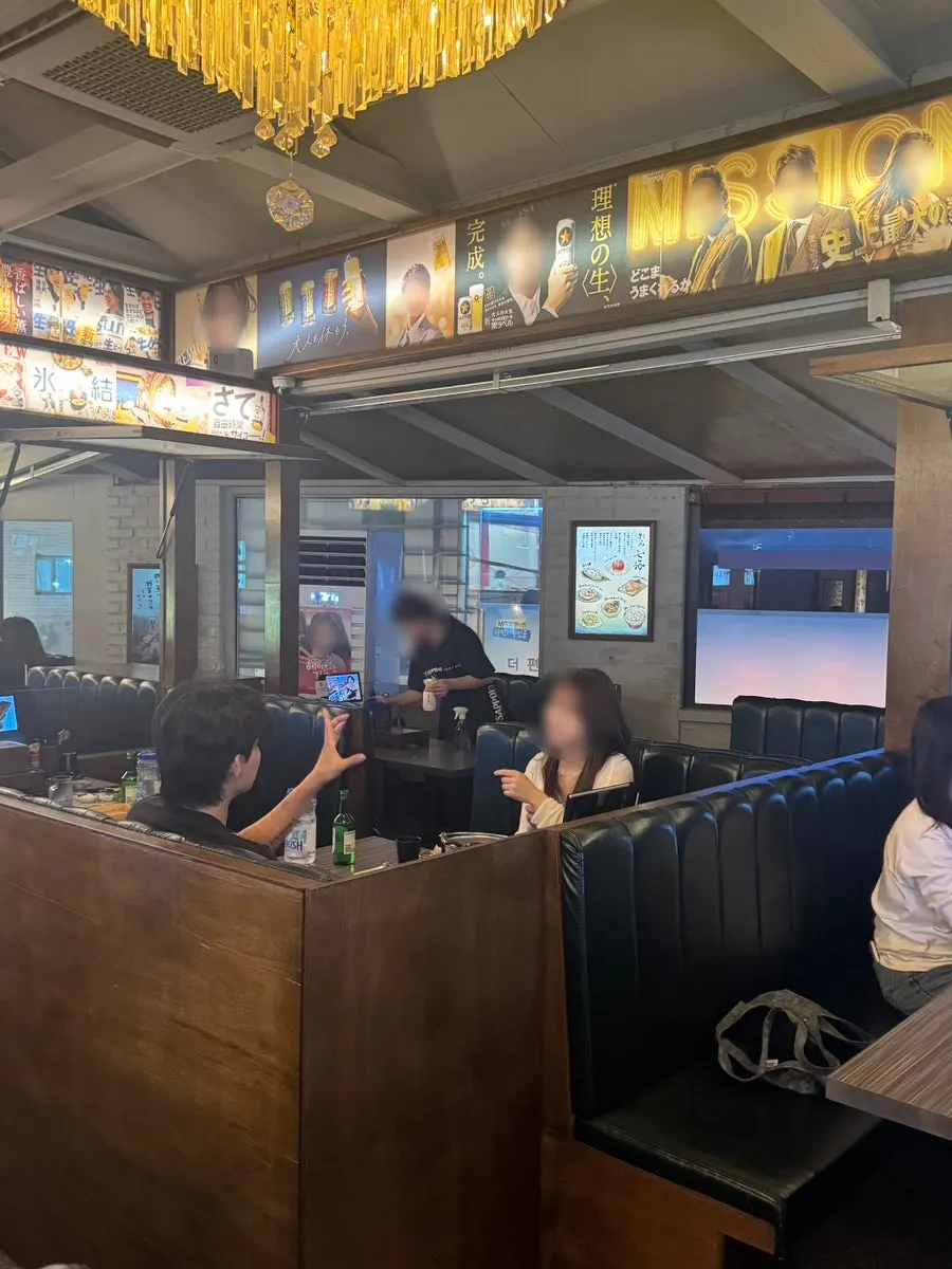 Counter seats with a view of yakitori being grilled