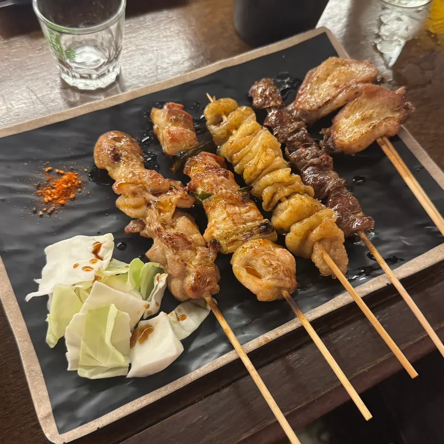 Five kinds of yakitori served on one plate