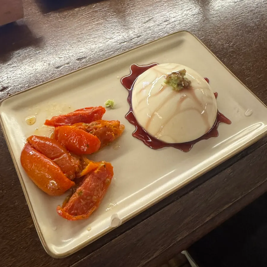 A plate of mochi ridofu served with tomato