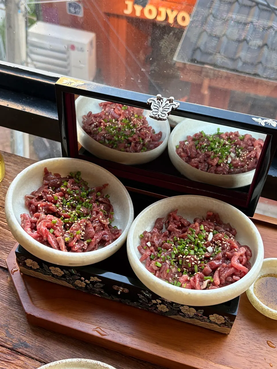 Tartare plate with the lid removed