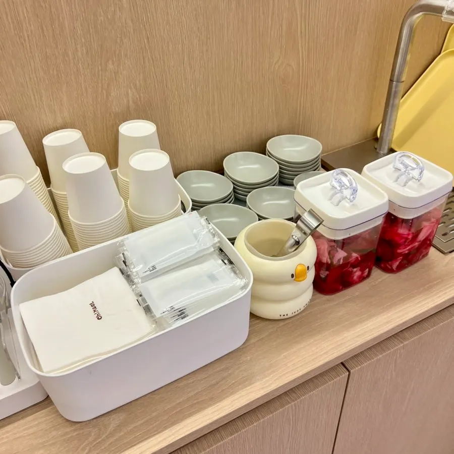Supplies at the self-service bar at Omil Daehangno