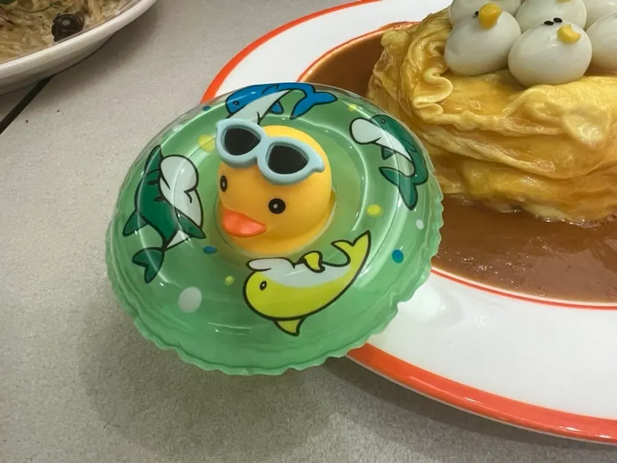 Rubber-duck omurice with a take-home duck