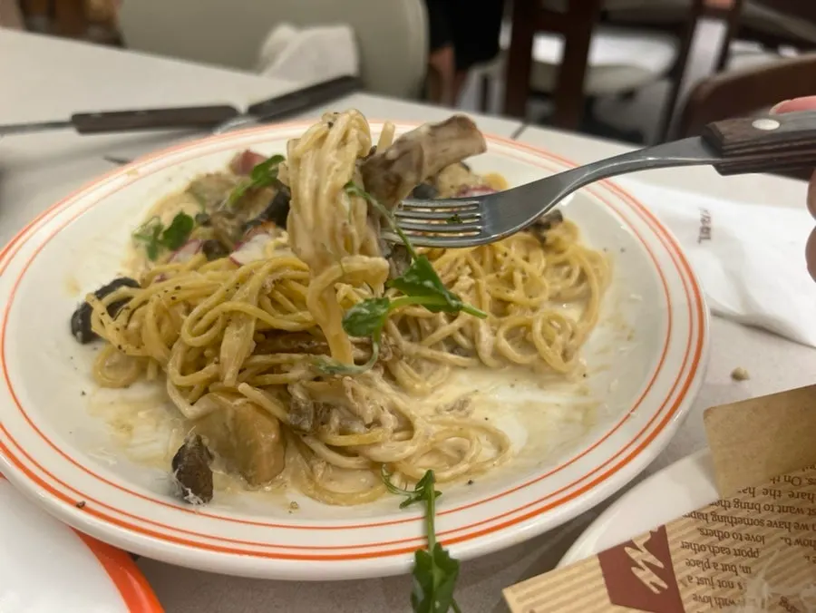 Cream pasta with mushrooms and bacon