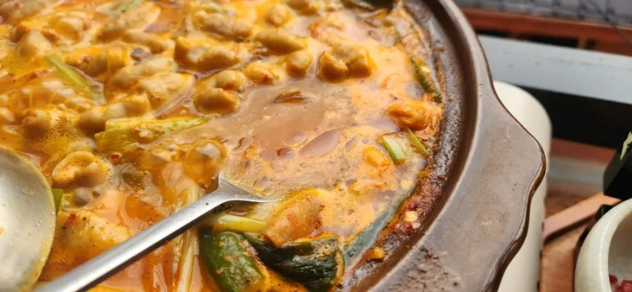 리필한 두부 백김치 접시