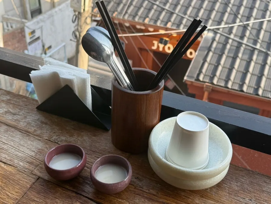 Gopdori-tang and yukhoe set on the table at Hyehwahwa