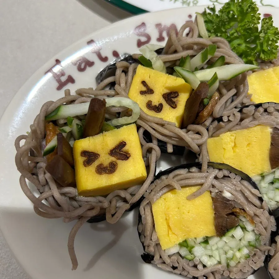 계란말이가 들어간 메밀 김밥