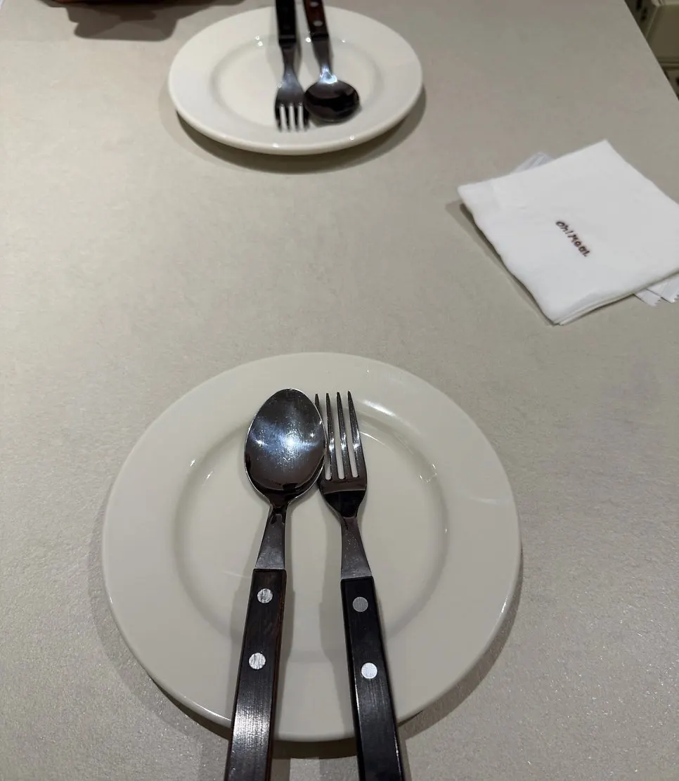 아기자기한 소품과 의자가 있는 매장