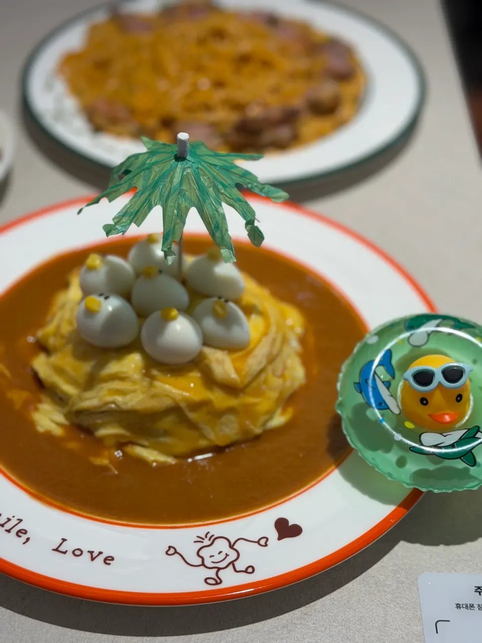 Small duck figurine received with the rubber-duck omurice