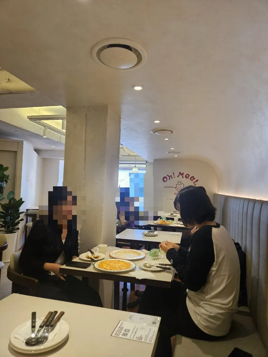 창밖 대학로 거리가 보이는 오밀 창가 자리