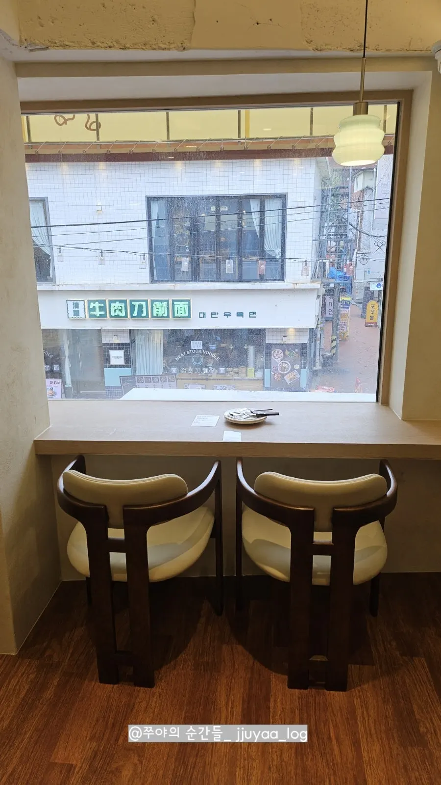 High chair and apron by the self-service bar at Omil Hyehwa Daehangno