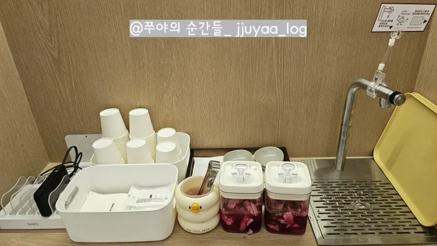 Phone charging spot at Omil Hyehwa Daehangno's self-service bar