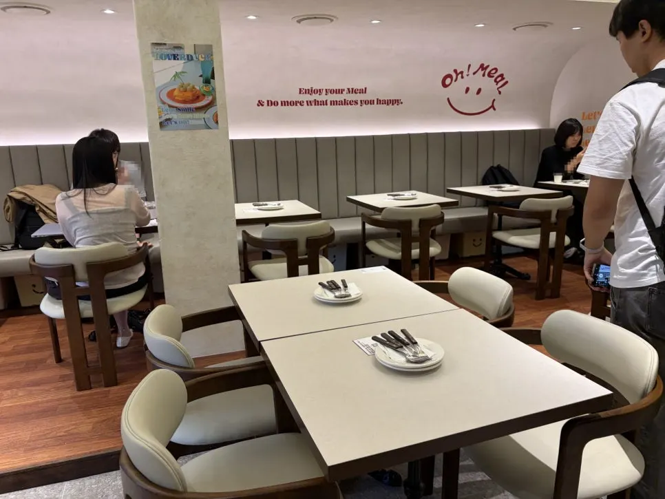 오밀 혜화대학로 내부 좌석