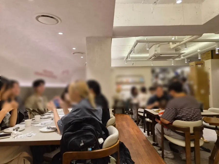 오밀 혜화대학로 매장 입구로 들어서는 모습