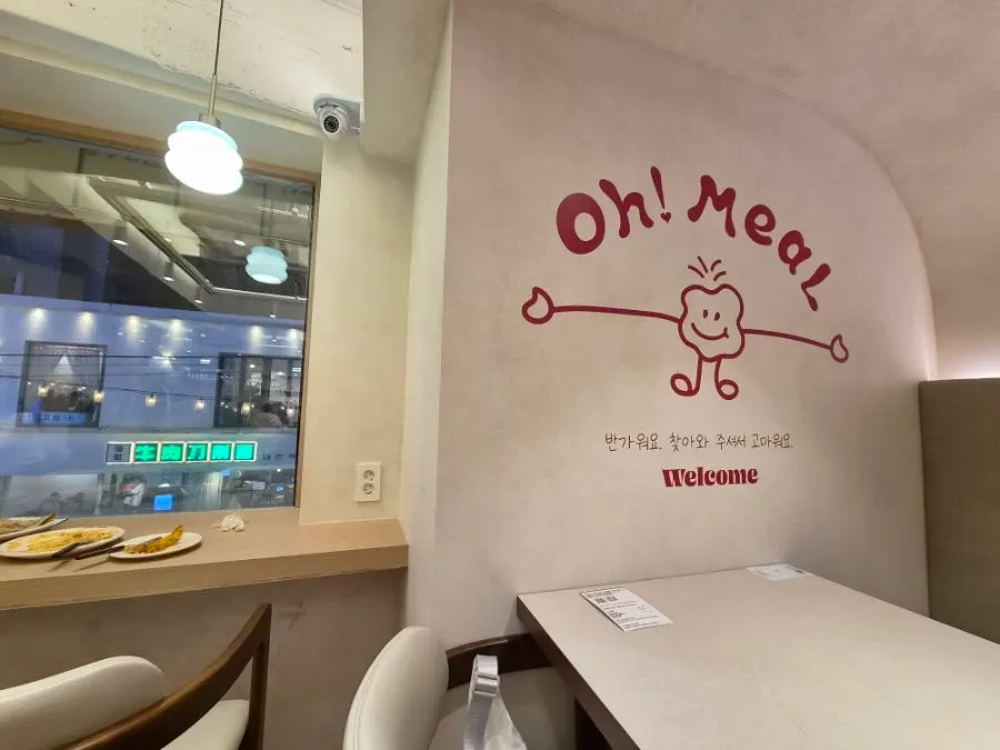 간격이 넉넉한 오밀 혜화대학로 테이블 배치
