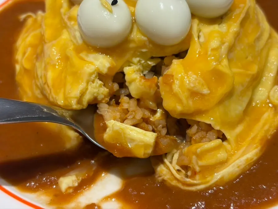 메추리알과 러버덕 장식이 올라간 오므라이스