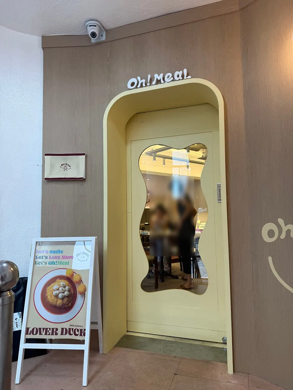 오밀 혜화대학로점 2층 매장 내부 분위기