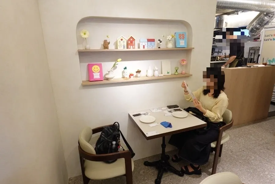 창가 바석에서 보이는 대학로 거리