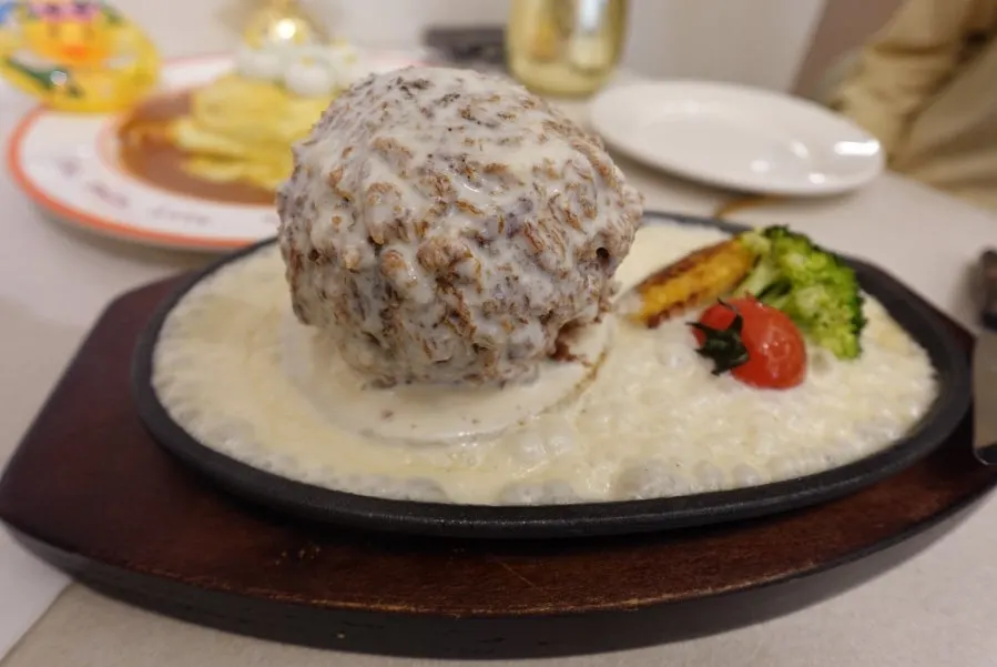 철판 위에 올려 나온 치즈카츠
