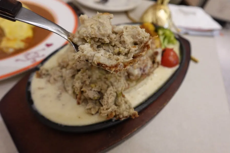 치즈를 부은 철판치즈카츠 한 조각
