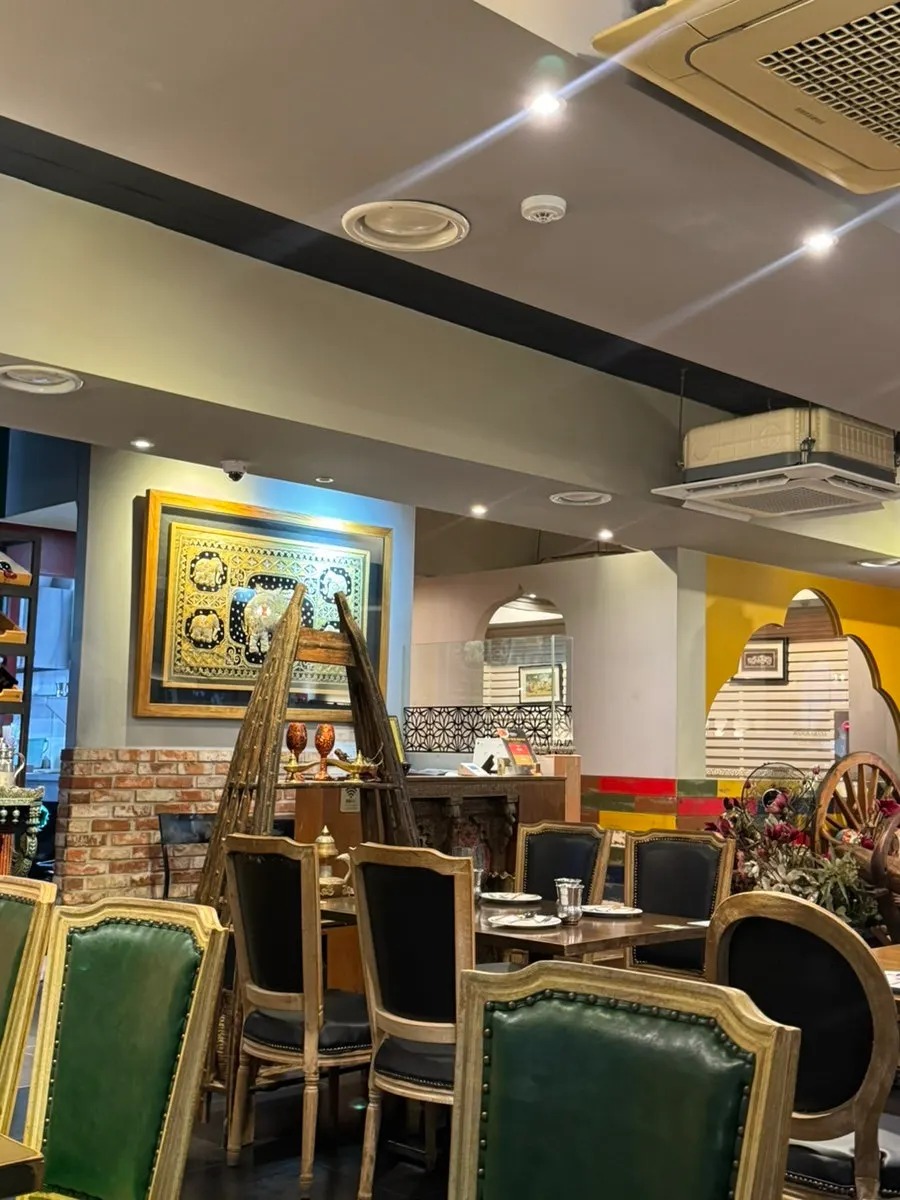 Spacious interior of Meono Kkameona Daehangno Branch
