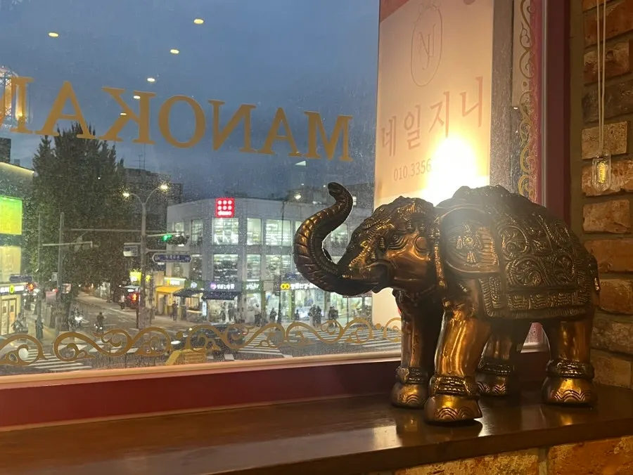 View around the restaurant after sunset