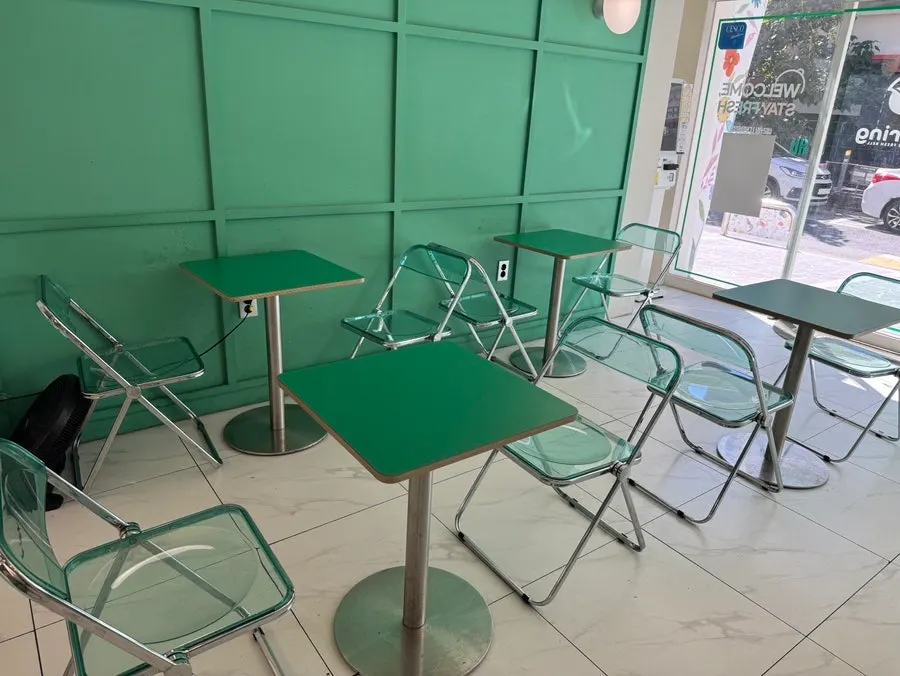 Clean, comfortable seating at Sallering Daehak-ro