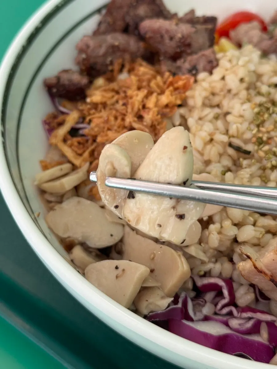 Table with poke bowl and Green Cleanse juice together