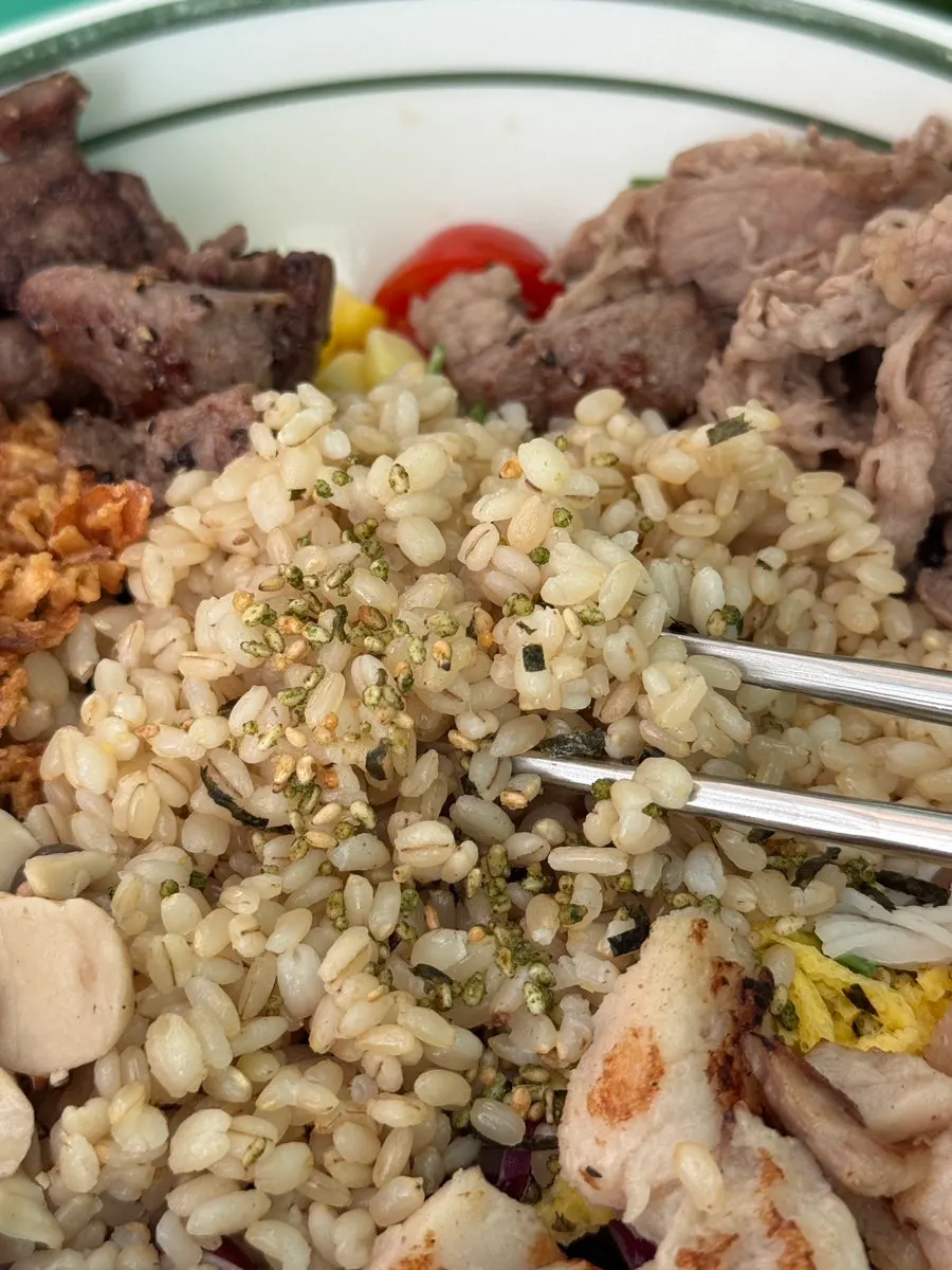 Final shot of the finished poke meal at Sallering Daehak-ro