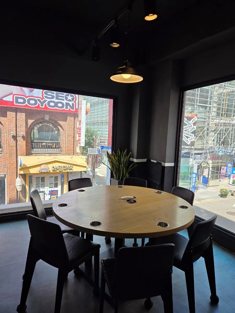 Private-room board game café space