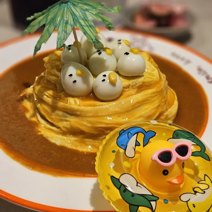 Duck-shaped rubber duck omurice