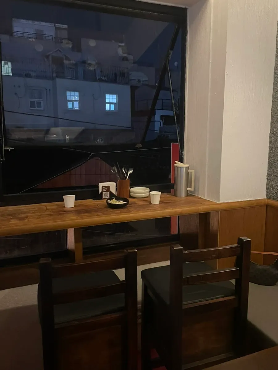 Center table seating at Hyehwahwa
