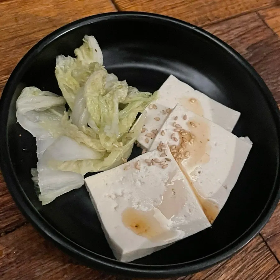 Hyehwahwa's basic side dishes: tofu kimchi and baek-kimchi