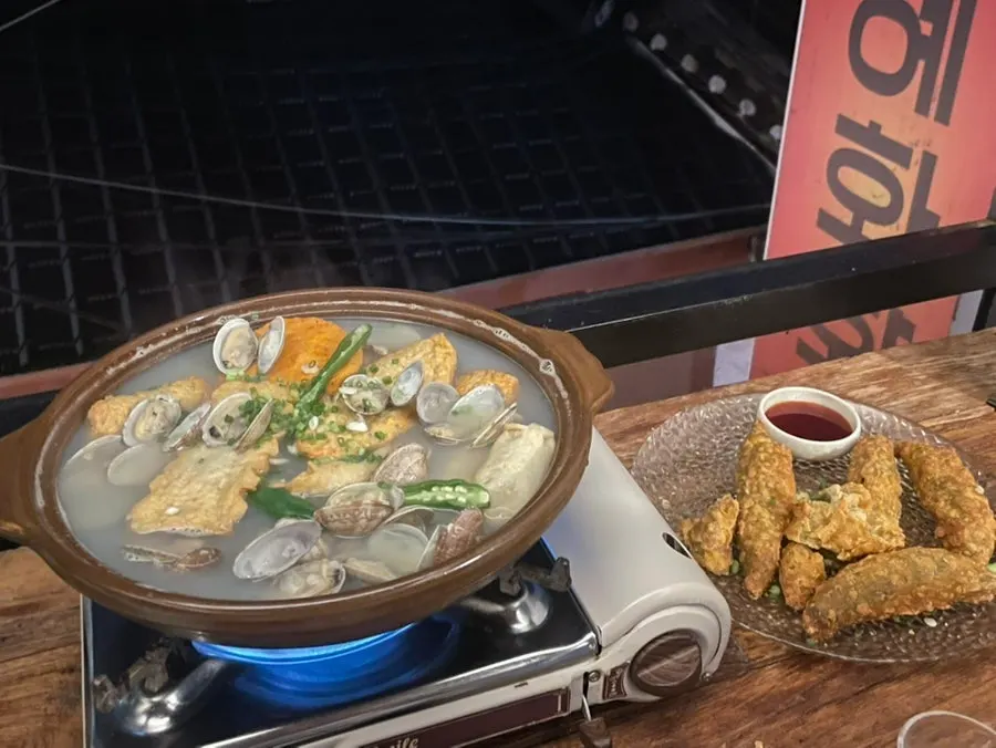Fish cake stew and fried peppers together on the Hyehwahwa table