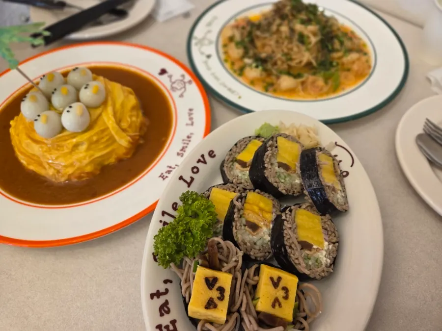 두 사람이 즐긴 푸짐한 점심 식사