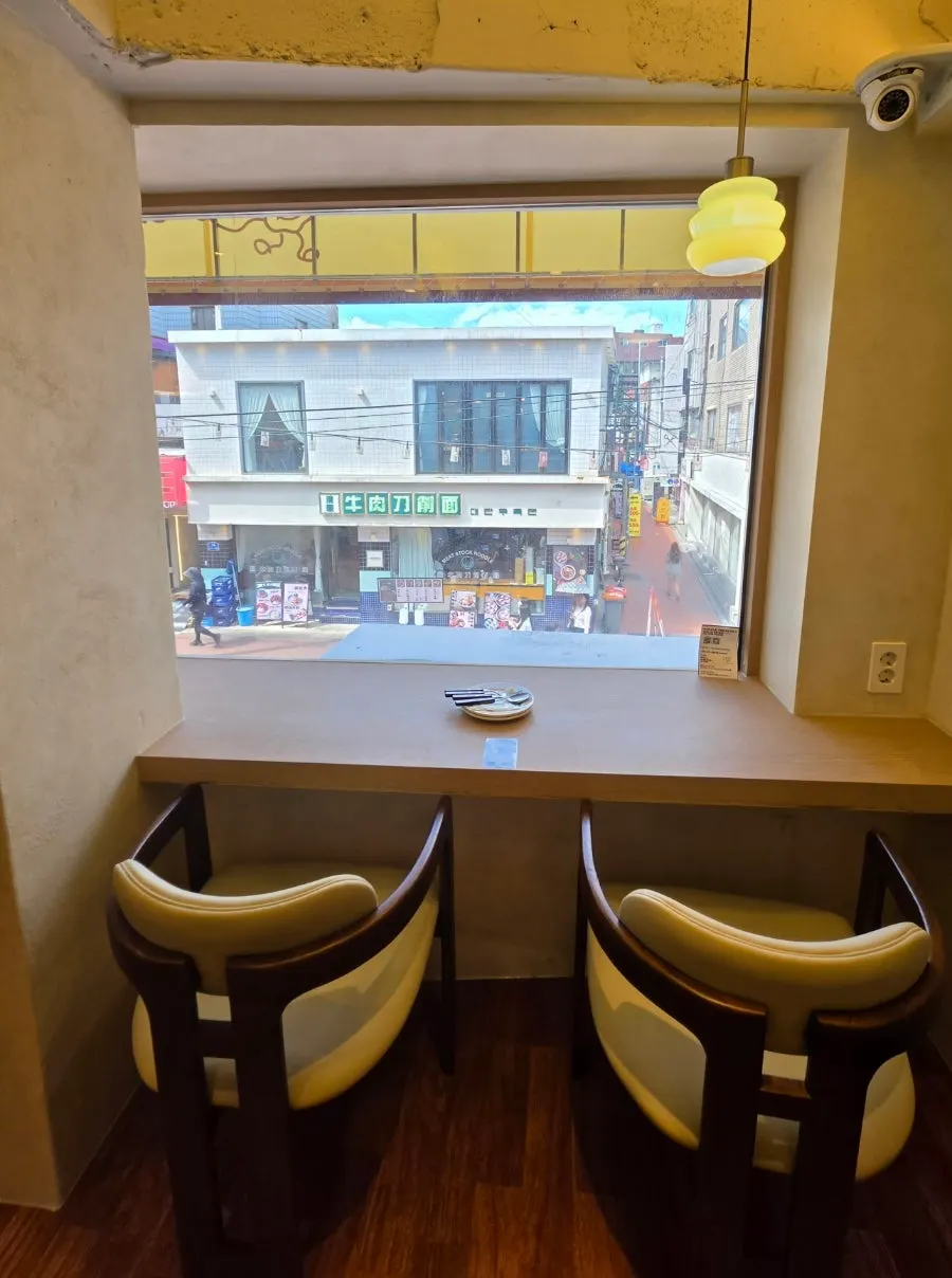 Omil dining room with varied seating