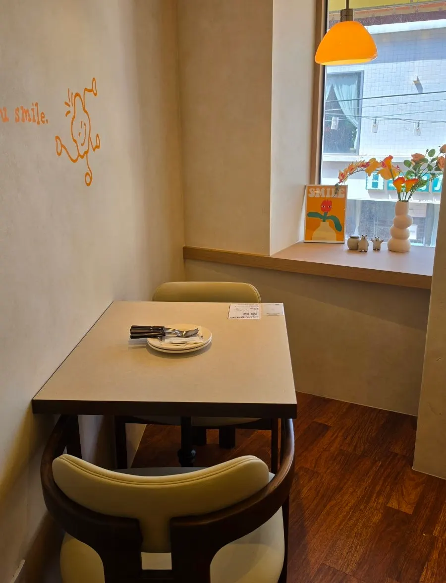 Omil interior with window-side seating