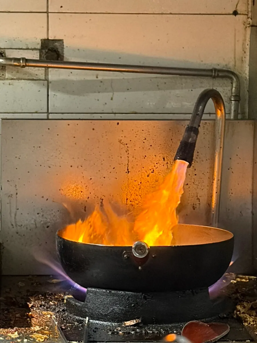 A cauldron pot placed on a Hyehwahwa table