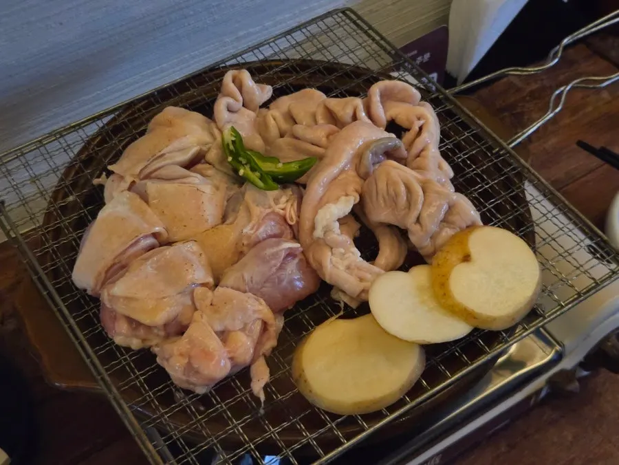 A staff member searing Hyehwahwa's gopchang by hand